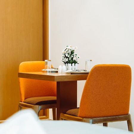 He Hotel Apartments Ντουμπάι Εξωτερικό φωτογραφία A table and chairs