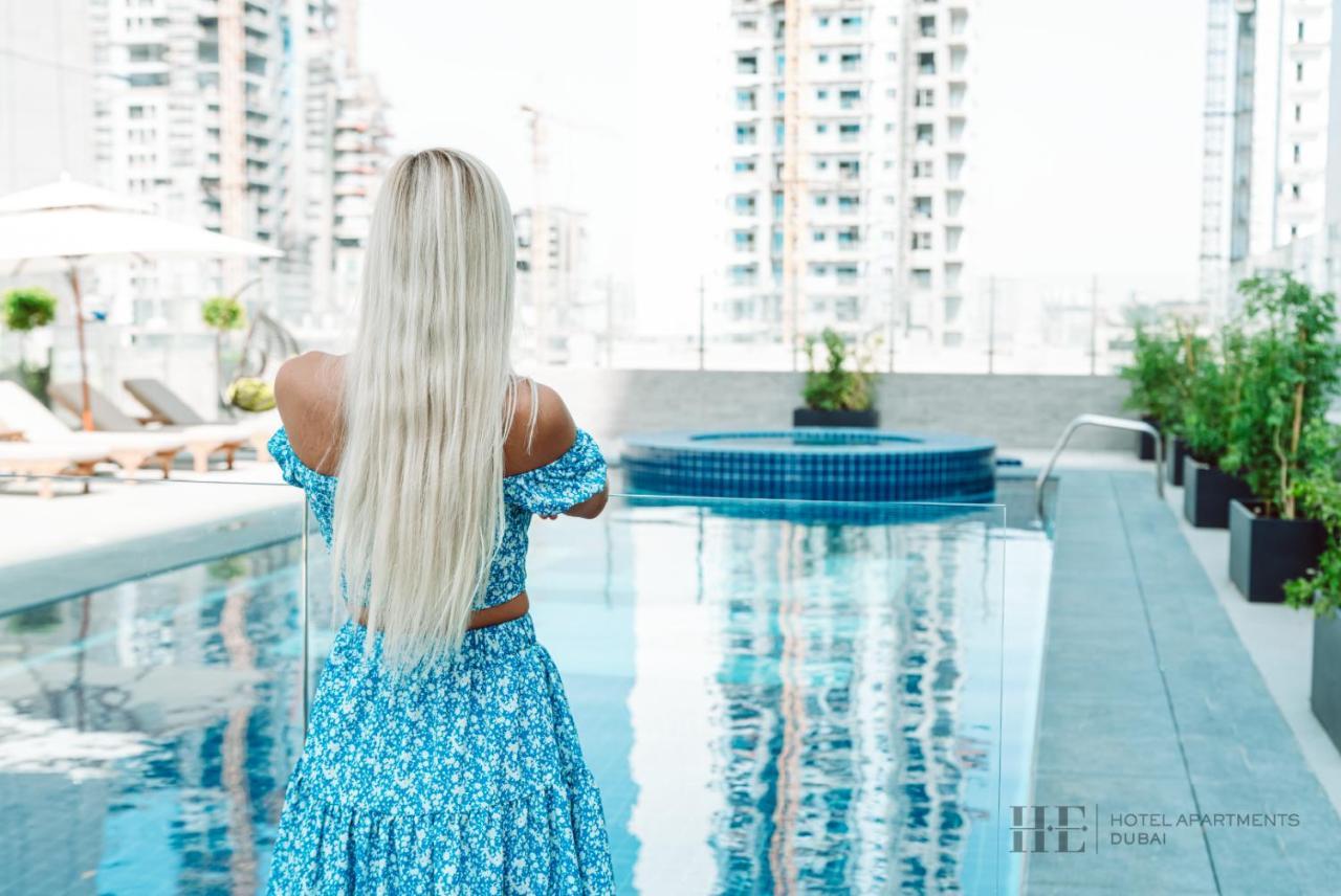 He Hotel Apartments Ντουμπάι Εξωτερικό φωτογραφία A woman with long hair