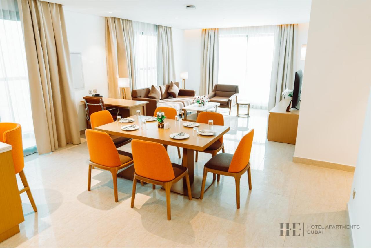 He Hotel Apartments Ντουμπάι Δωμάτιο φωτογραφία A living room at the hotel