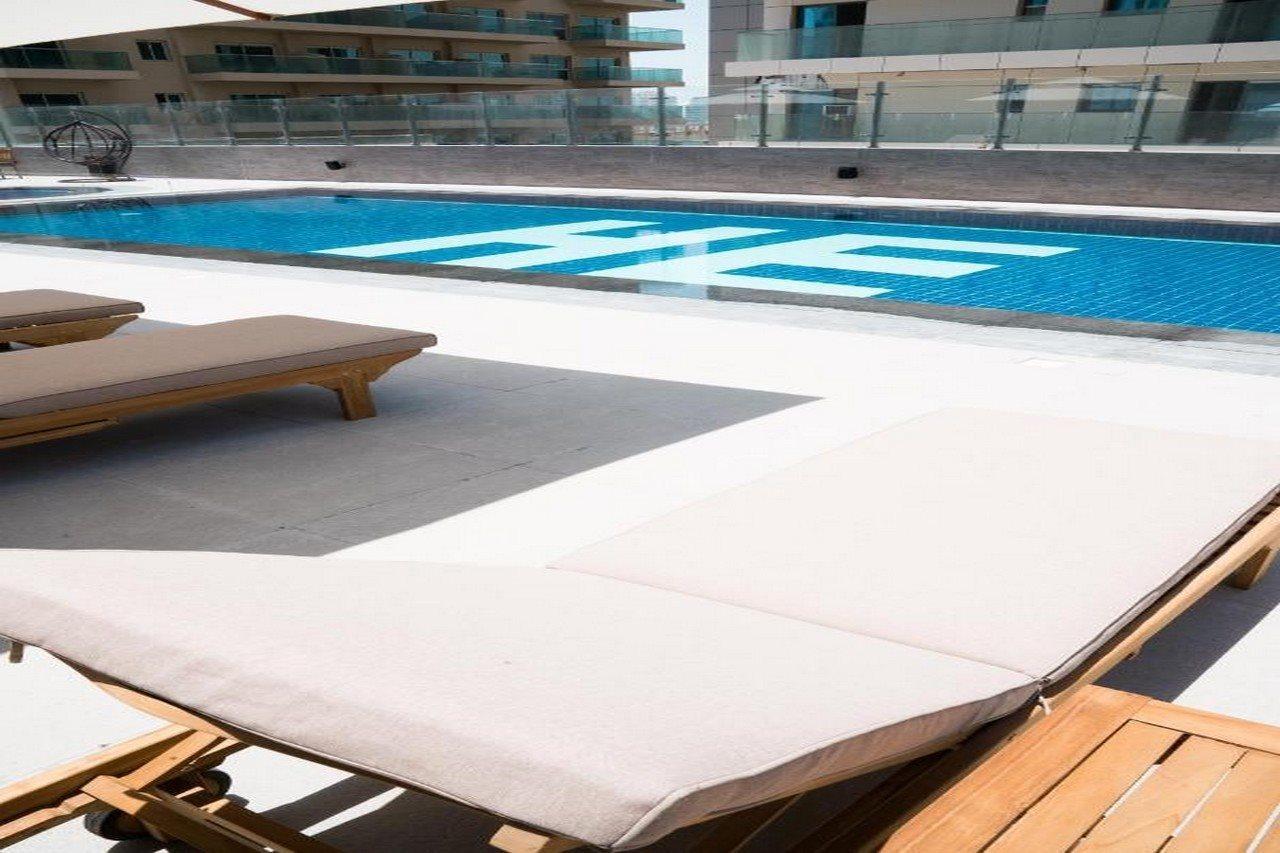 He Hotel Apartments Ντουμπάι Εξωτερικό φωτογραφία A pool cover