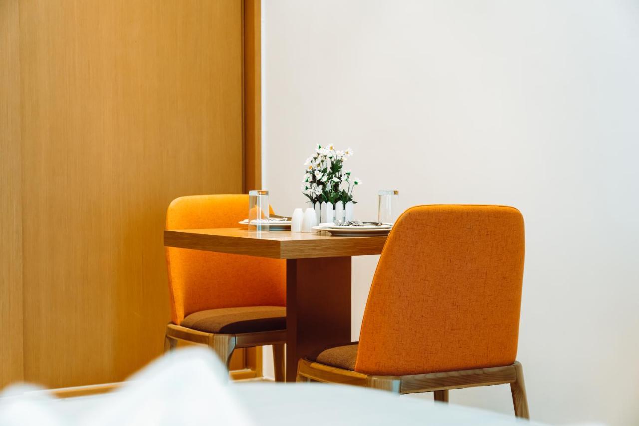 He Hotel Apartments Ντουμπάι Εξωτερικό φωτογραφία A table and chairs